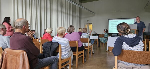 Die Teilnehmerinnen und Teilnehmer des Bürgerforums folgen aufmerksam einem Rollenspiel zum Thema »Gut versorgt im Alter zu Hause«.