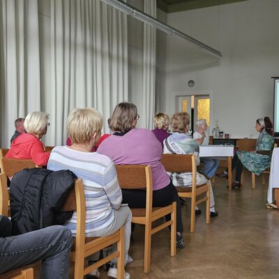 Die Teilnehmerinnen und Teilnehmer des Bürgerforums folgen aufmerksam einem Rollenspiel zum Thema »Gut versorgt im Alter zu Hause«.