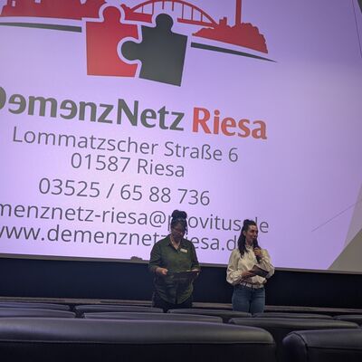 Bild vergr&ouml;&szlig;ern: Ines Lierath und Dana Bellmann stellen das DemenzNetz Riesa vor