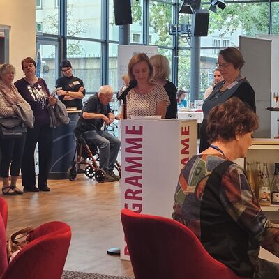 Bild vergr&ouml;&szlig;ern: Begrüßung zum Pflegedanktag durch Frau Fleischer, Sachgebietsleiterin der Stadt Radebeul, und Frau Helms vom Familienzentrum Radebeul