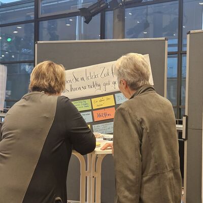 Bild vergr&ouml;&szlig;ern: Besucher werden zum Pflegedanktag mit mitmachen angeregt